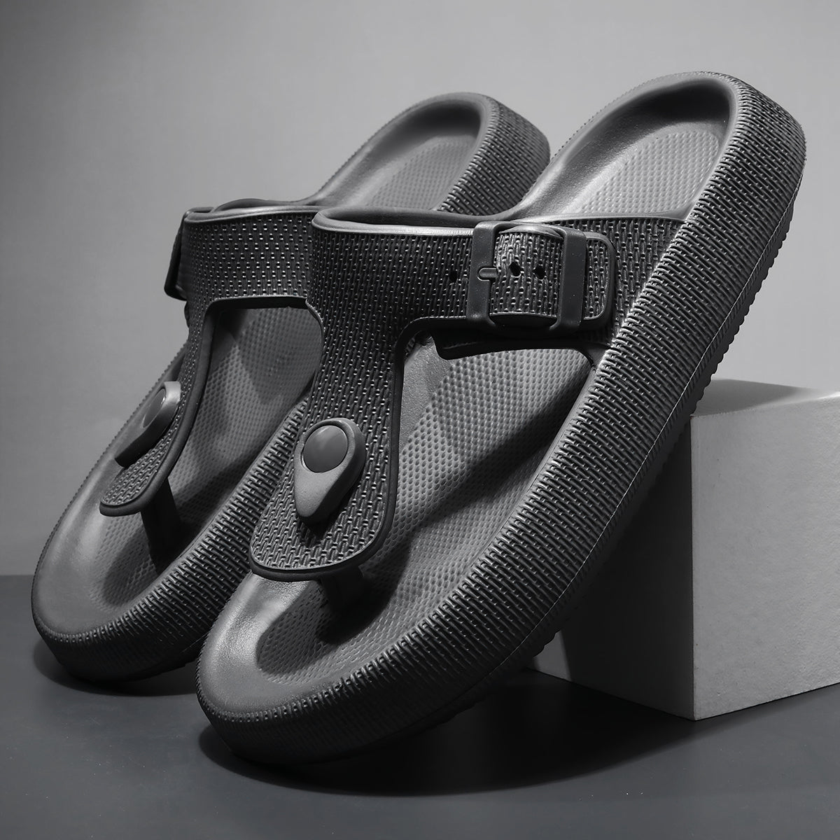 Minimal colors. Maximum comfort.
Premium black & white essentials for everyday life.